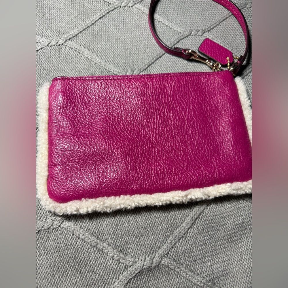 VTG COACH Pebbled Leather Shearling Sherpa Wristlet Raspberry Pink Fuschia - Picture 5 of 8